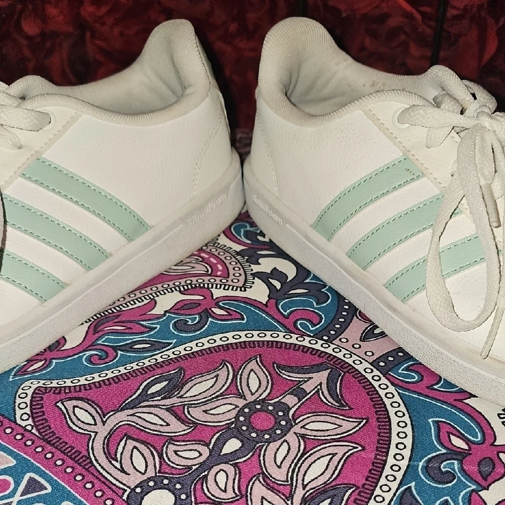 Adidas Cloudfoam Women's Sneakers with Light Green Stripes Size 8 LIKE NEW